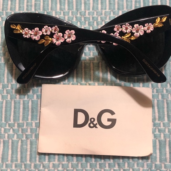 Dolce and Gabbana sunglasses with flower trim - Picture 1 of 5